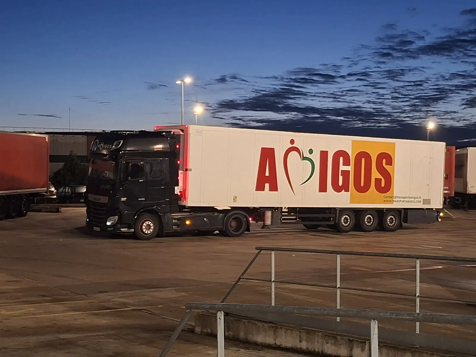 Tracteur DAF et semi-remorque frigorifique Amigos Mobility au crépuscule