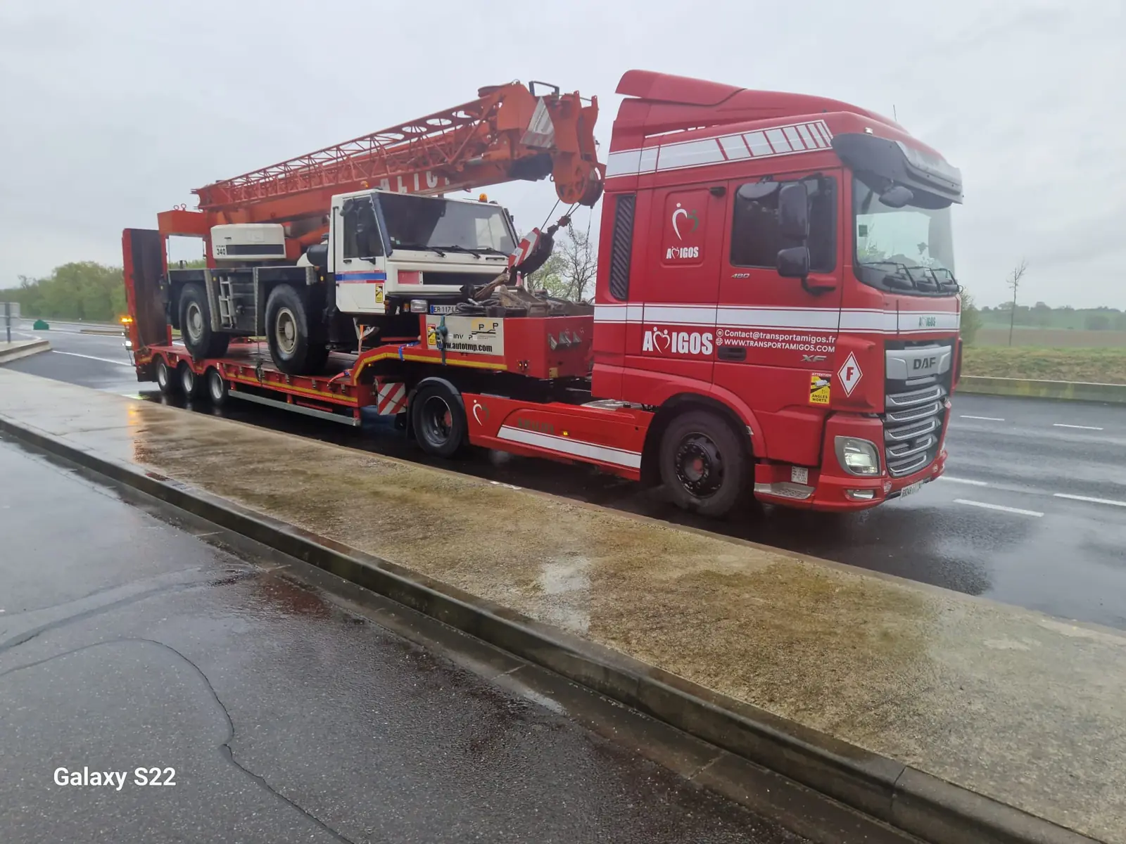 Camion Amigos Mobility avec chargement de matériel sous la pluie