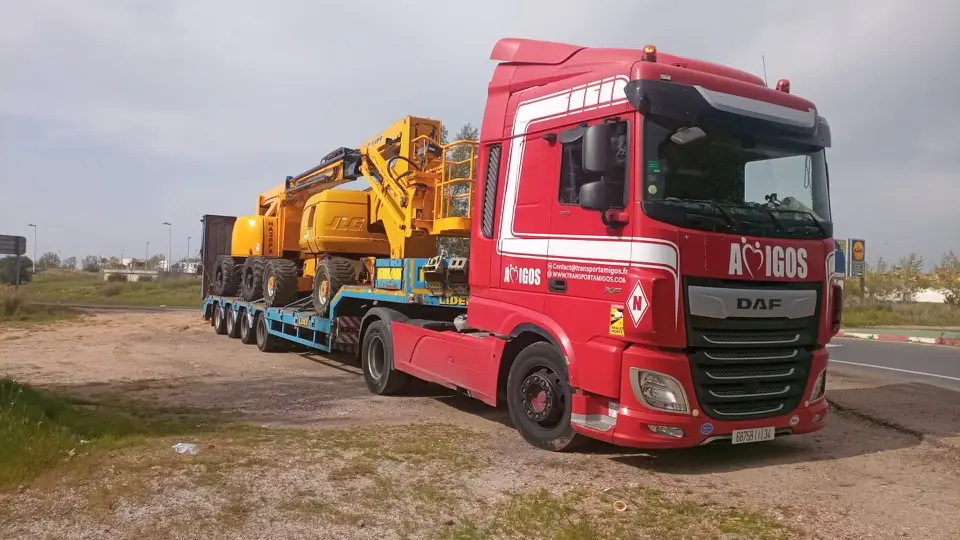 Camion Amigos Mobility transportant une nacelle élévatrice