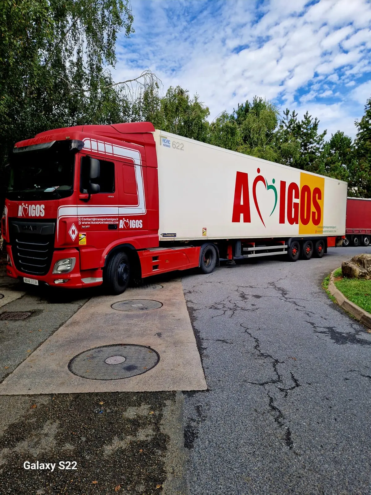 Ensemble routier Amigos Mobility avec semi-remorque frigorifique sur un parking