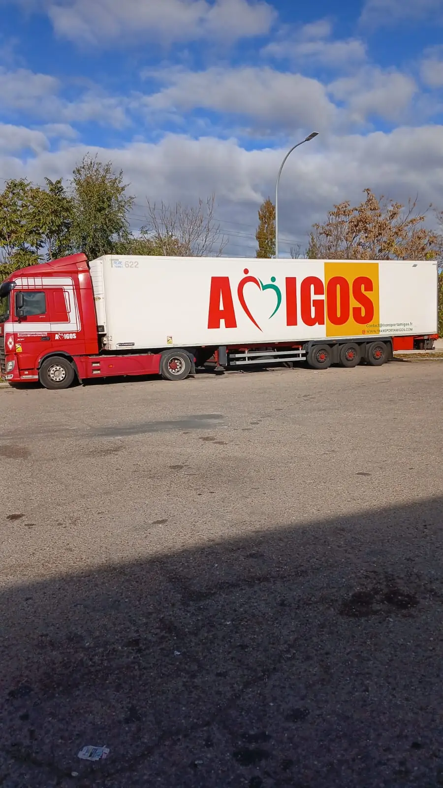 Camion Amigos Mobility avec semi-remorque fourgon à l'arrêt